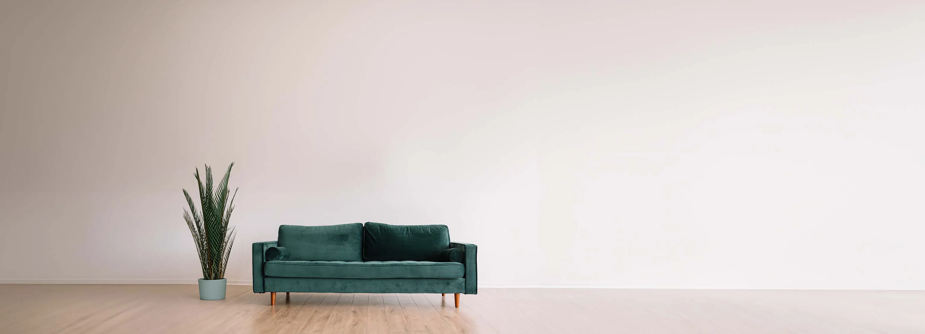 Zielona kanapa z pustą ścianą wokoło na obrazy ze zdjęcia